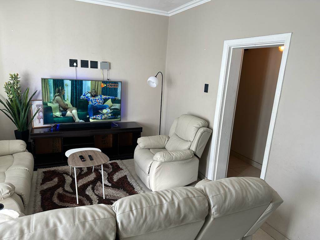 2 Bed Apartment in Goodwood photo number 5