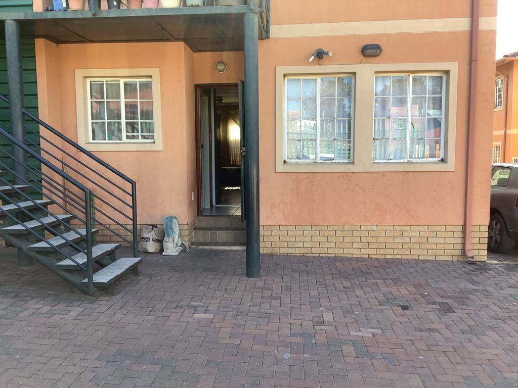 2 Bed Townhouse in Bezuidenhout Valley photo number 8