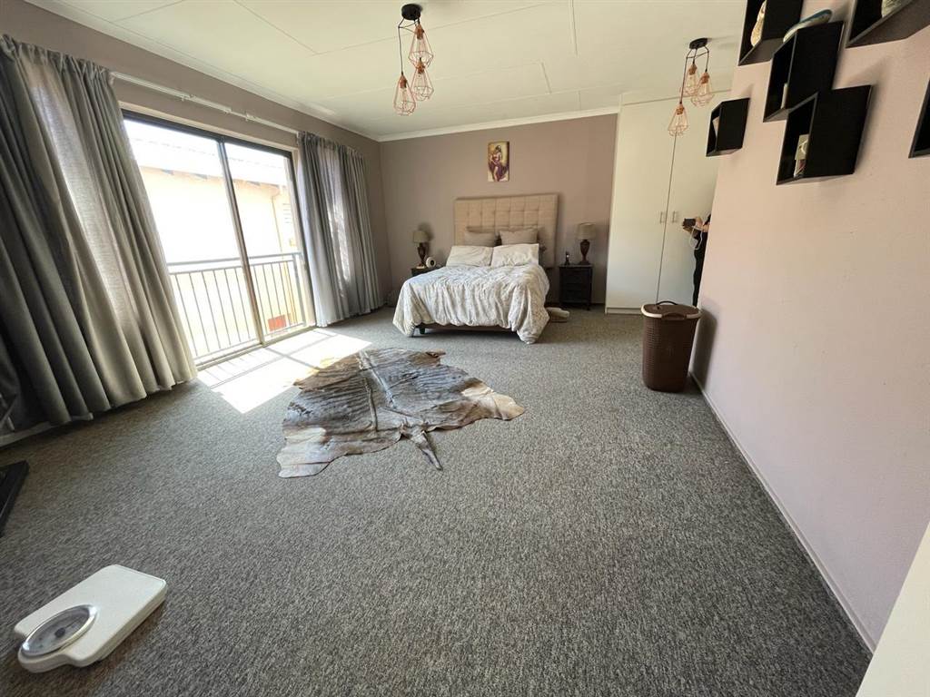 3 Bed Townhouse in Wilgeheuwel photo number 17