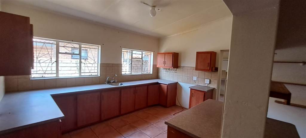 7 Bed House in Louis Trichardt photo number 13