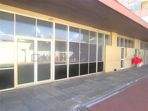 128  m² Commercial space