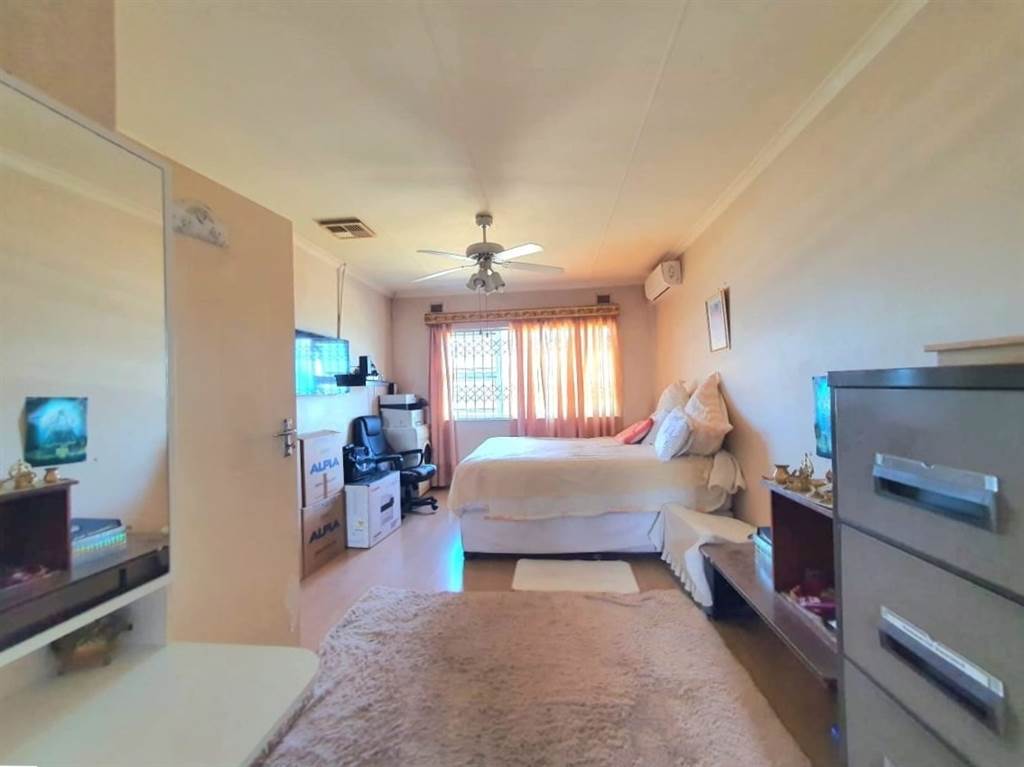3 Bed Townhouse in Amanzimtoti photo number 8
