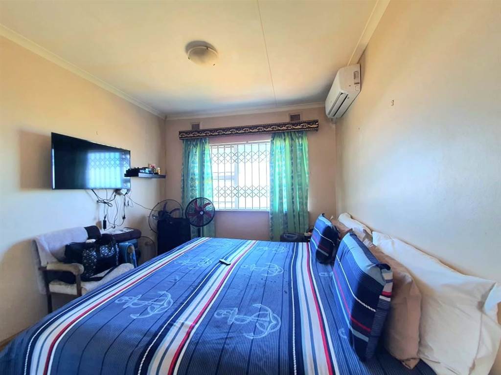3 Bed Townhouse in Amanzimtoti photo number 11