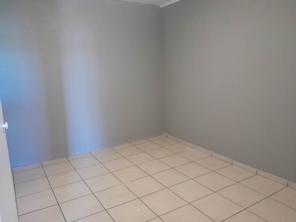 1.5 Bed Flat in Alberton photo number 12