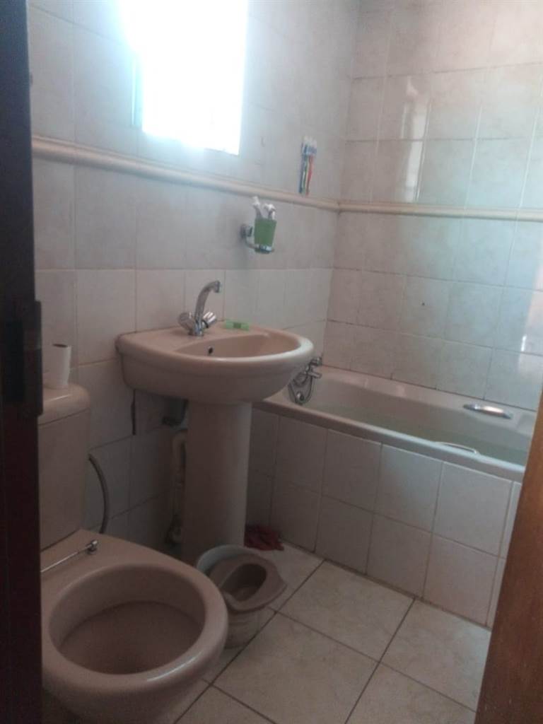 4 Bed House in Sebokeng Zone 11 photo number 5