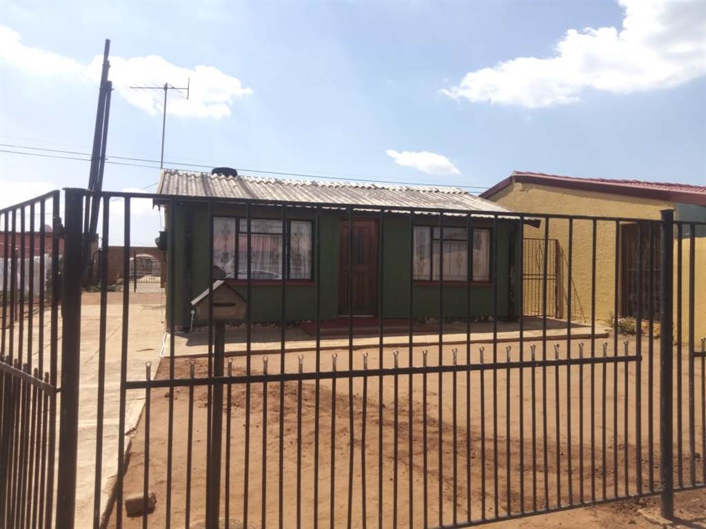 4 Bed House in Sebokeng Zone 11 photo number 3