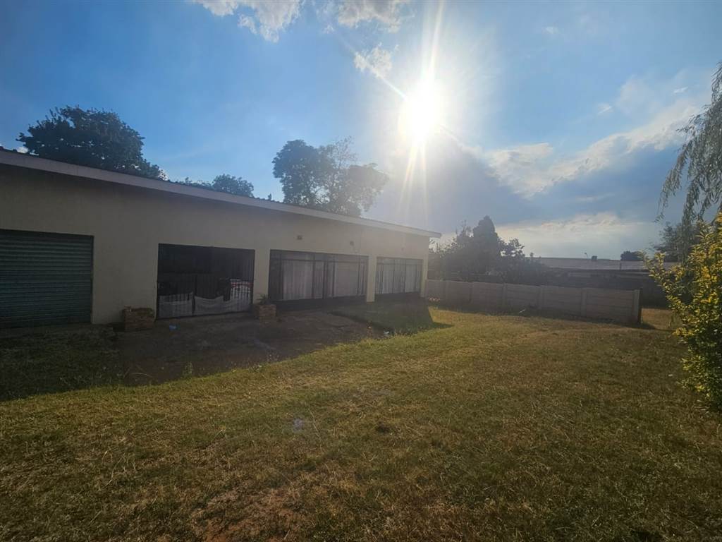 2 Bed House in Rensburg photo number 2