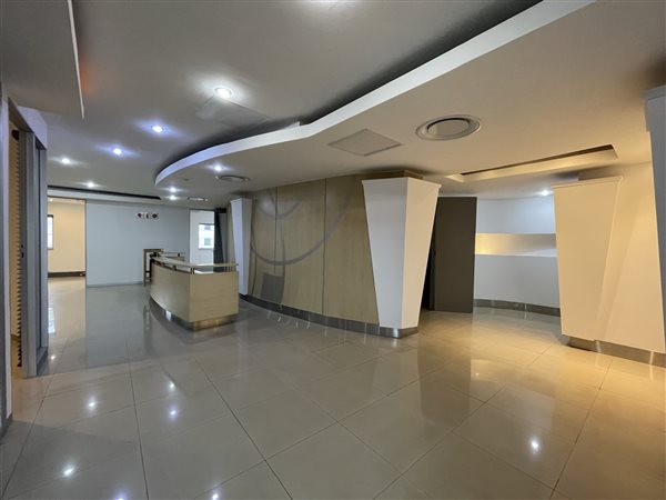 677  m² Commercial space