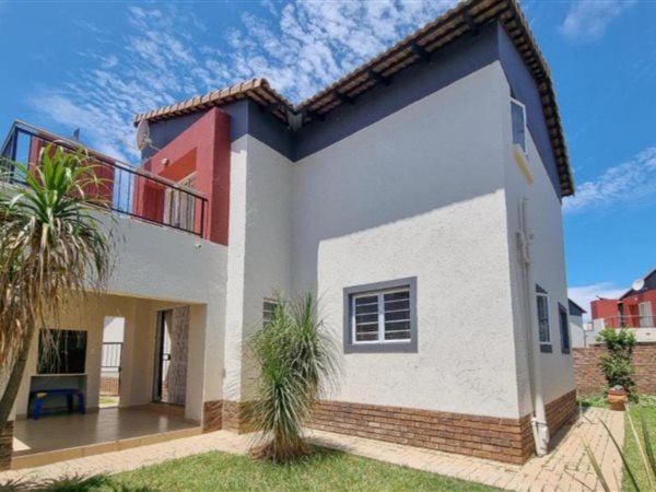 4 Bed Townhouse in Oukraal Estate
