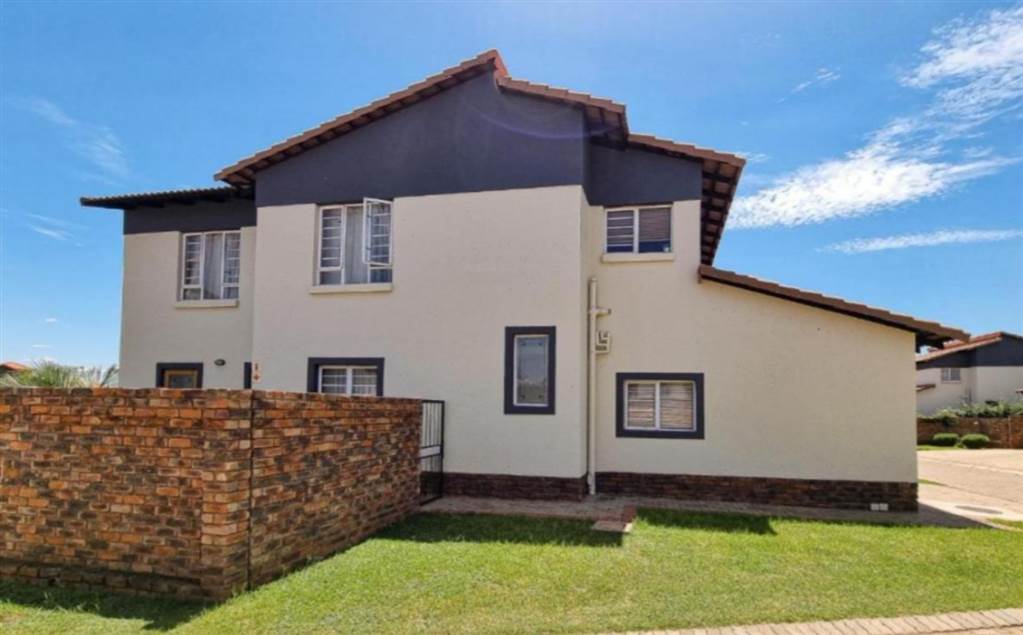 4 Bed Townhouse in Oukraal Estate photo number 2