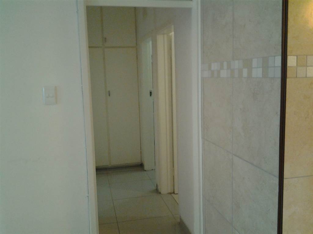 2 Bed Flat in Scottburgh Central photo number 11