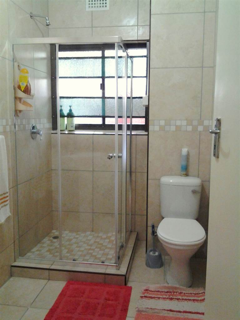 2 Bed Flat in Scottburgh Central photo number 12
