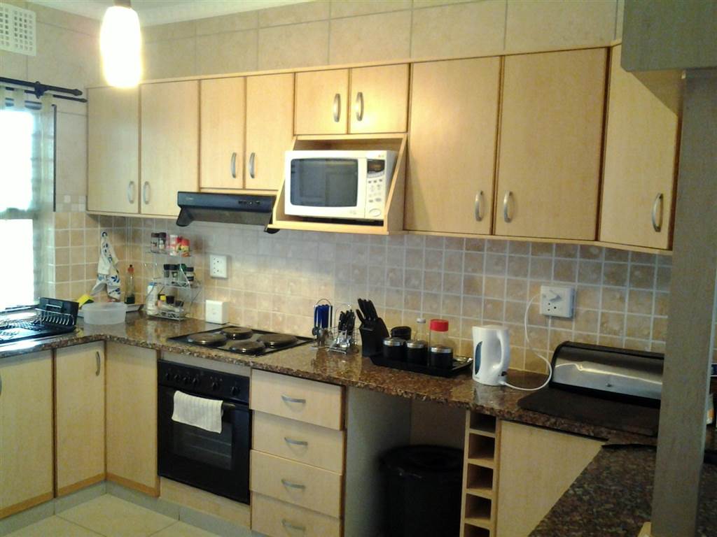 2 Bed Flat in Scottburgh Central photo number 2