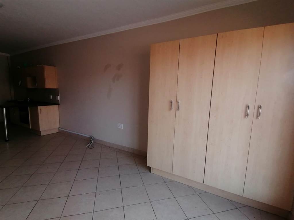 1 Bed Apartment in Bloemfontein photo number 9