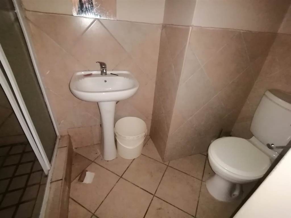 1 Bed Apartment in Bloemfontein photo number 13