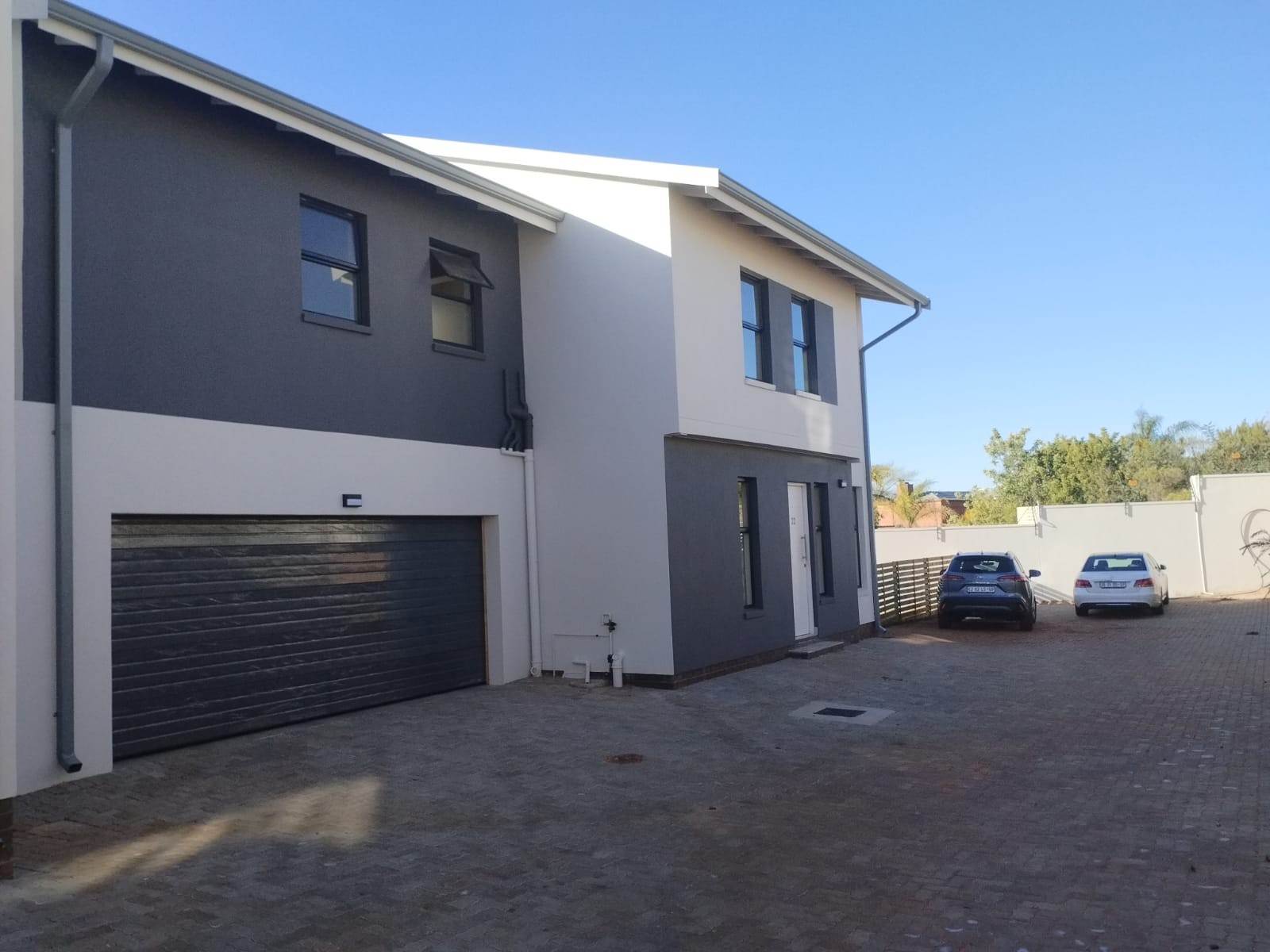 4 Bed House in Ruimsig photo number 1