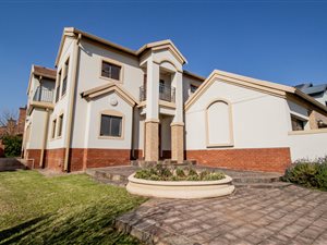 5 Bed House in Rietvlei Heights Country Estate