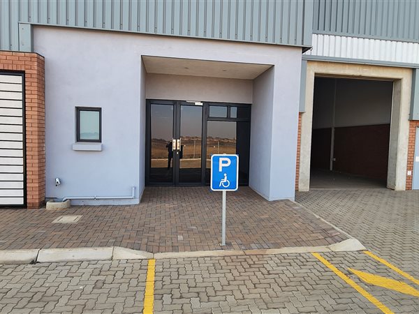 696  m² Industrial space in Olifantsfontein