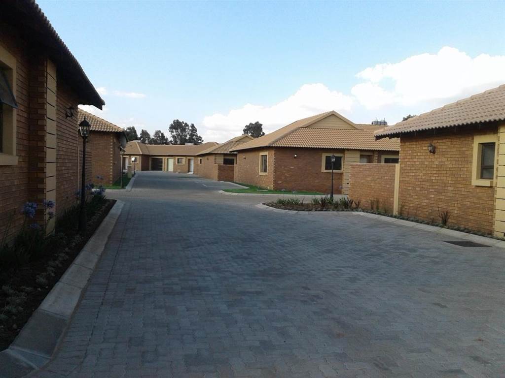 2 Bed Townhouse in Helderwyk photo number 12
