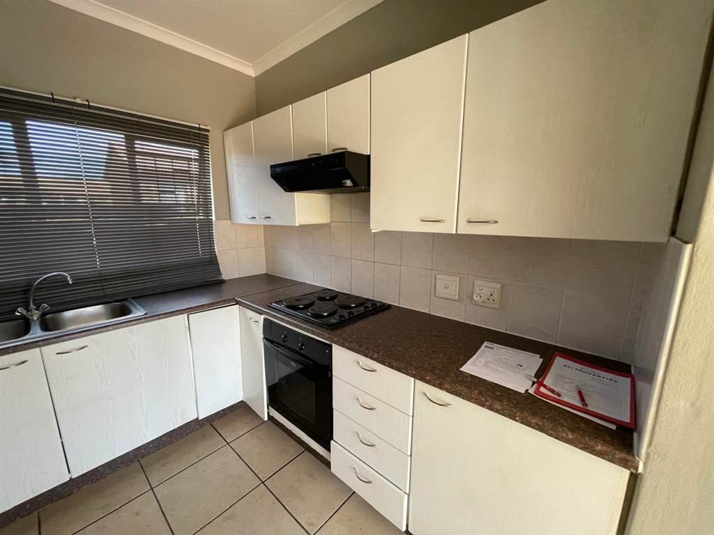 2 Bed Apartment in Wilgeheuwel photo number 8