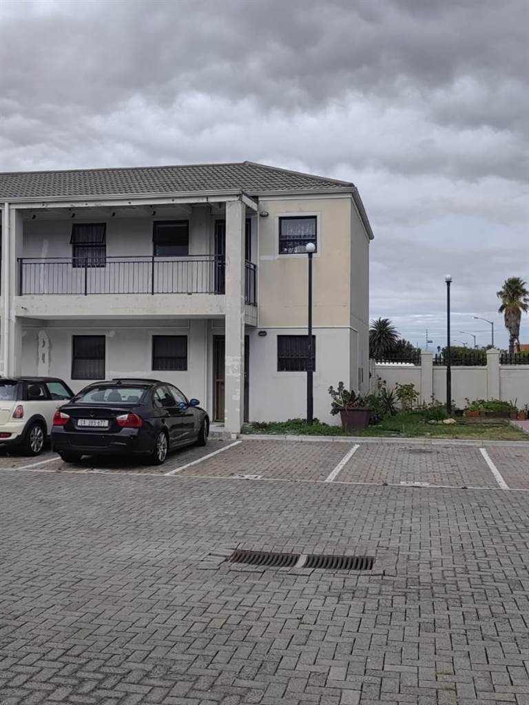 2 Bed Apartment in Grassy Park photo number 5