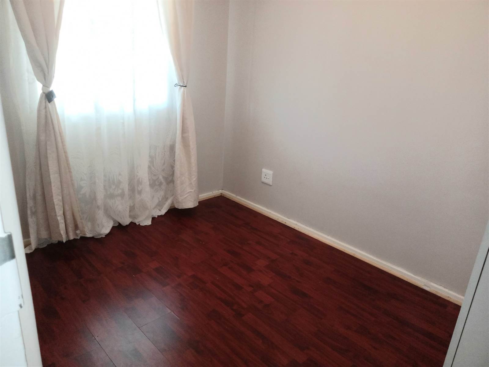 2 Bed Apartment in Grassy Park photo number 13