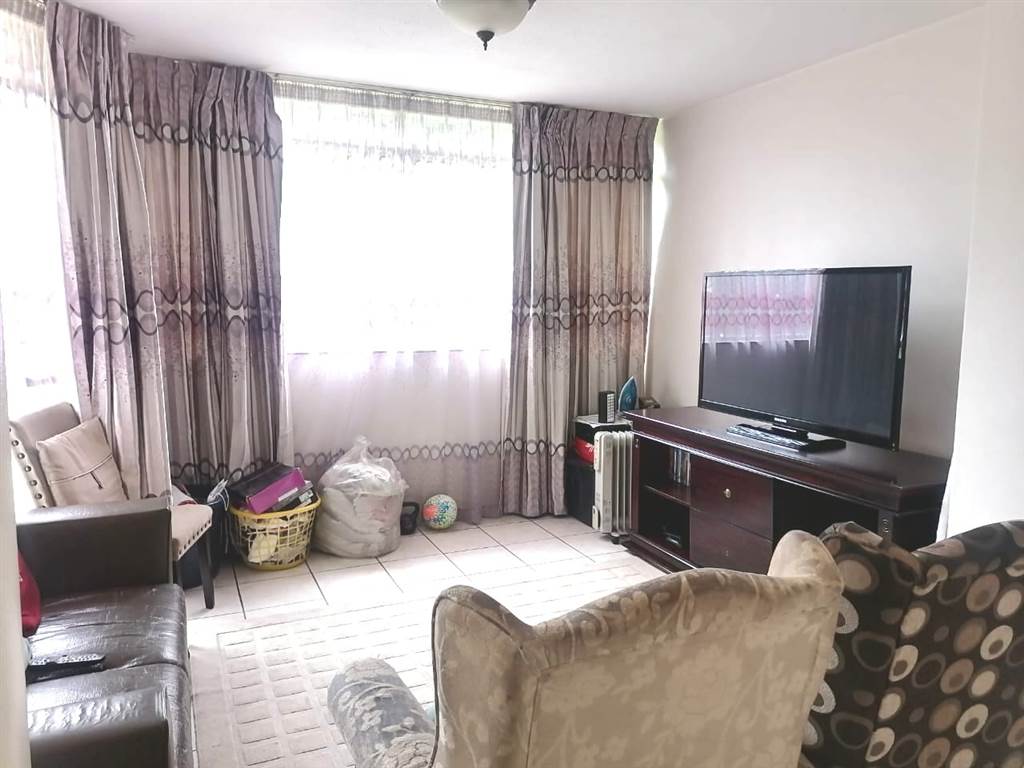 2 Bed Apartment in Menlyn photo number 7