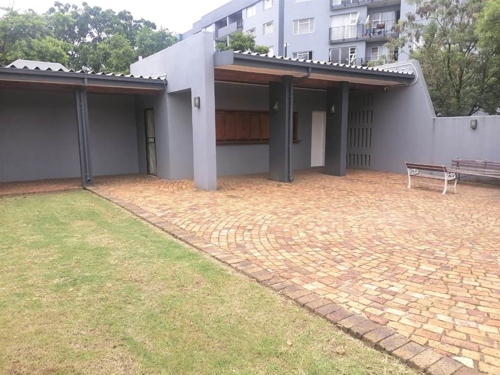 2 Bed Apartment in Menlyn photo number 20