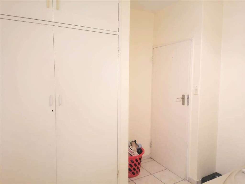 2 Bed Apartment in Menlyn photo number 11
