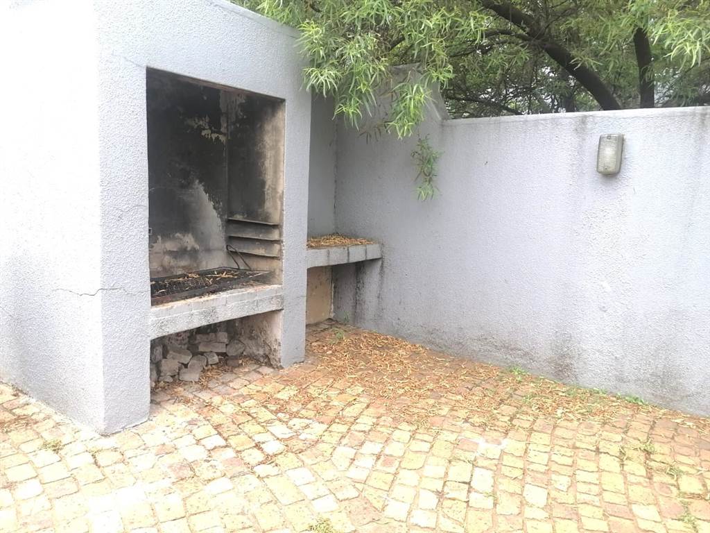 2 Bed Apartment in Menlyn photo number 19