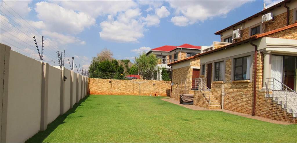 3 Bed House in Ruimsig photo number 25