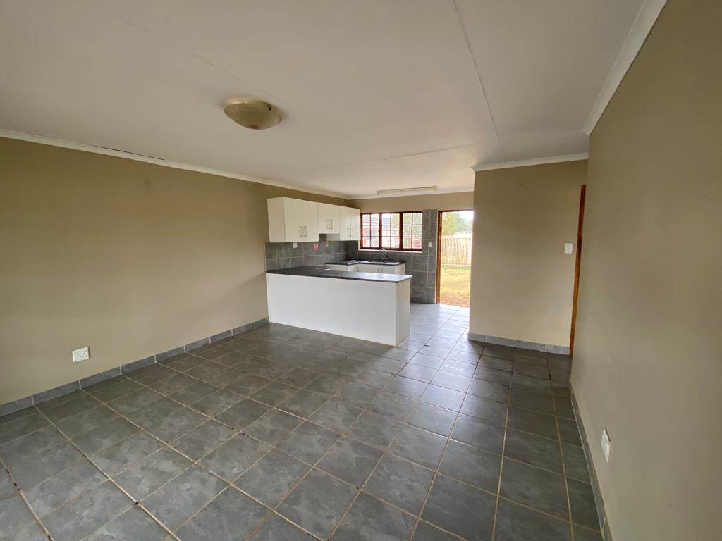 2 Bed Apartment in Bloemfontein photo number 4
