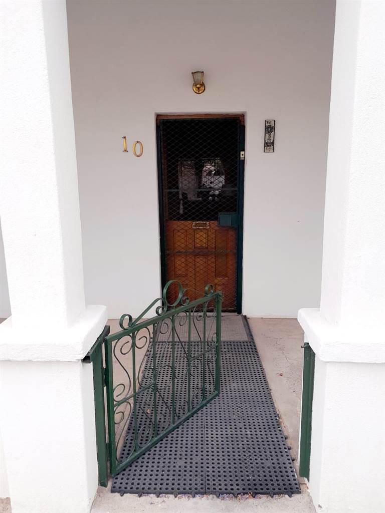 2 Bed House in Graaff Reinet photo number 2