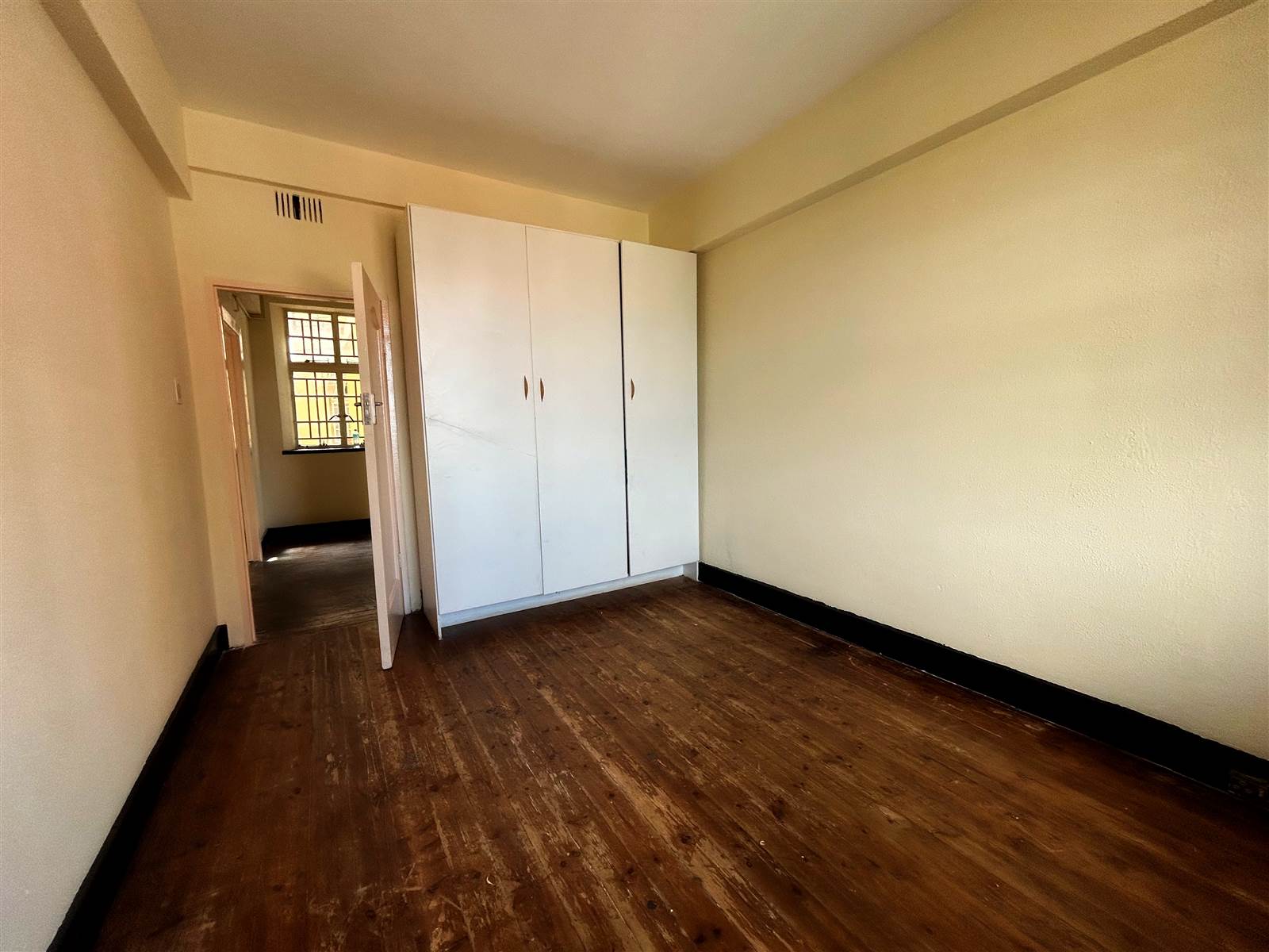3 Bed Apartment in Hillbrow photo number 9