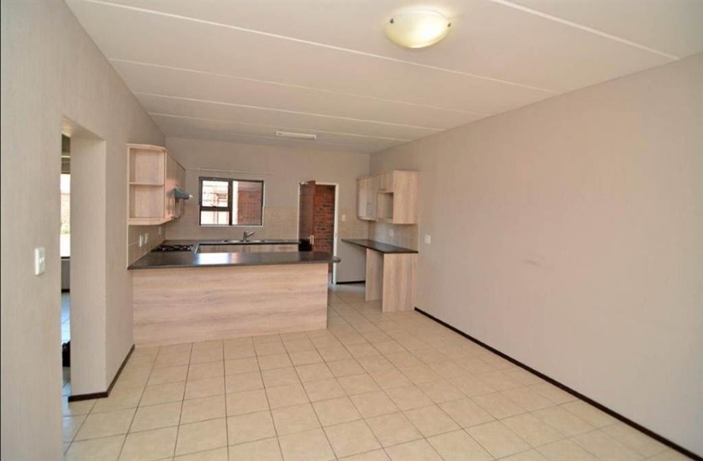 2 Bed Apartment in Bergbron photo number 2