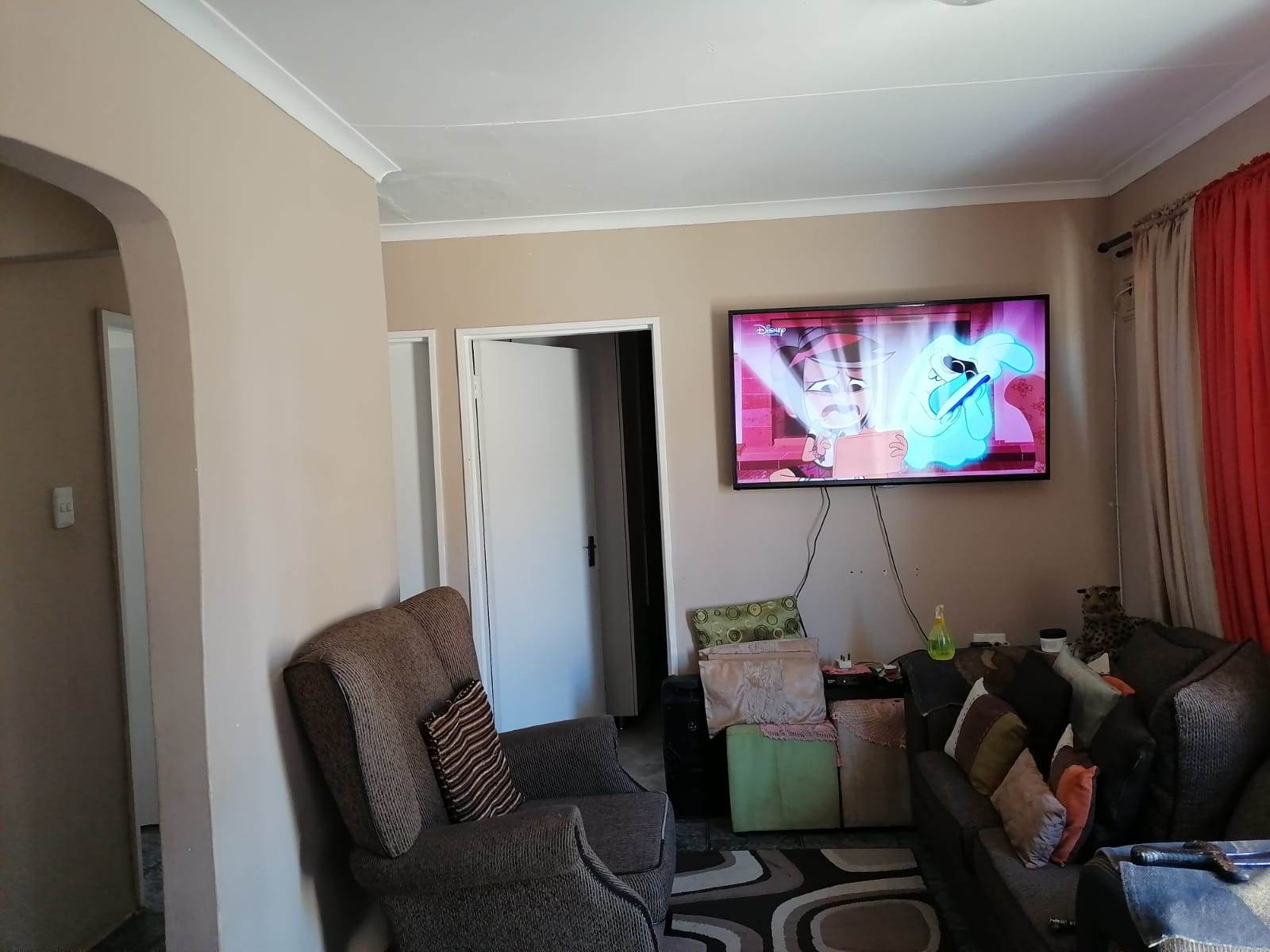 4 Bed House in Umlazi photo number 3