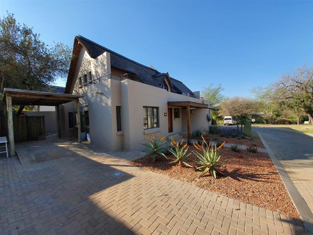 3 Bed Townhouse in Hoedspruit photo number 1