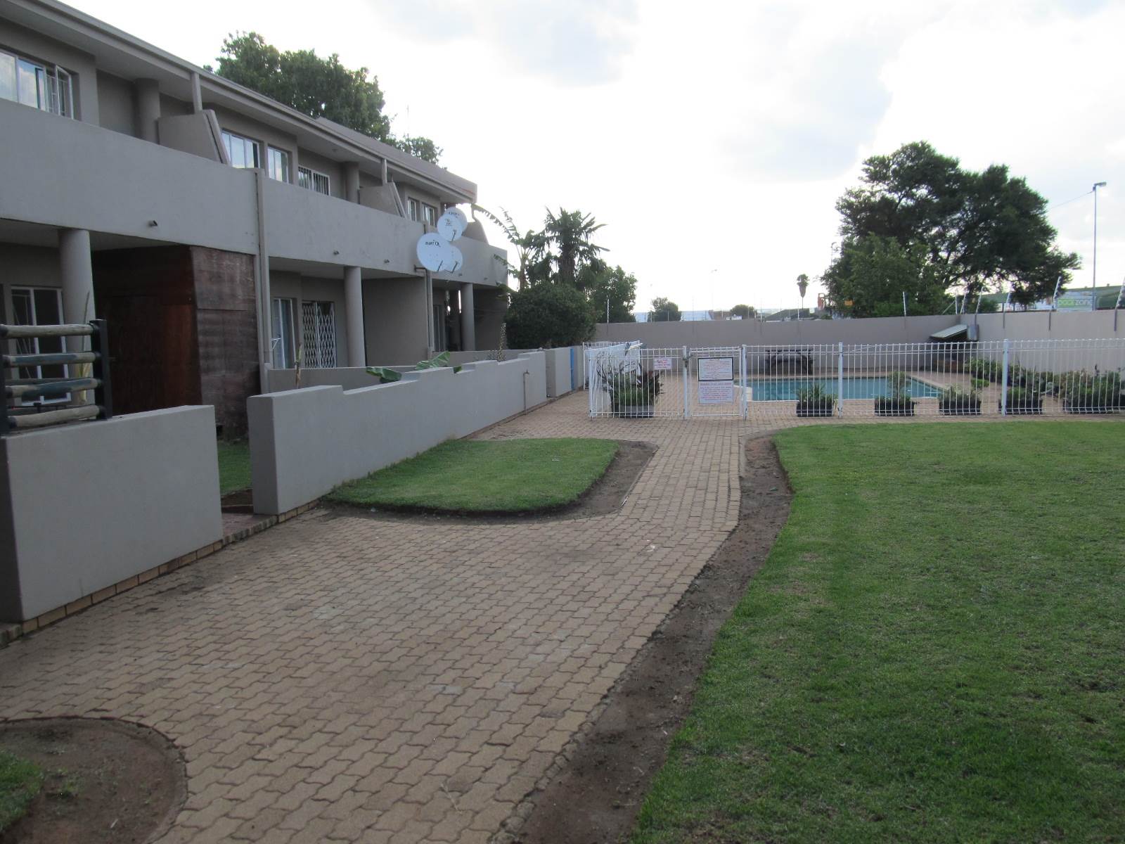 2 Bed Apartment in Bronkhorstspruit photo number 2