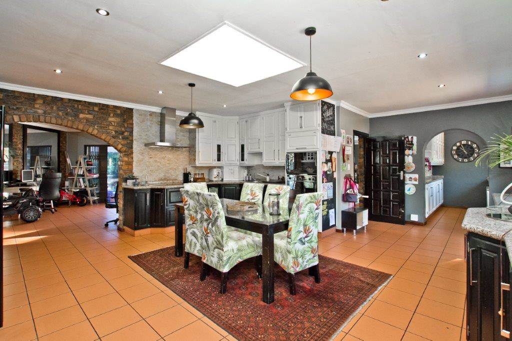 6 Bed House in Bedfordview photo number 8