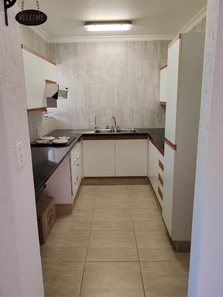 3 Bed Townhouse in Hartbeespoort Dam photo number 5
