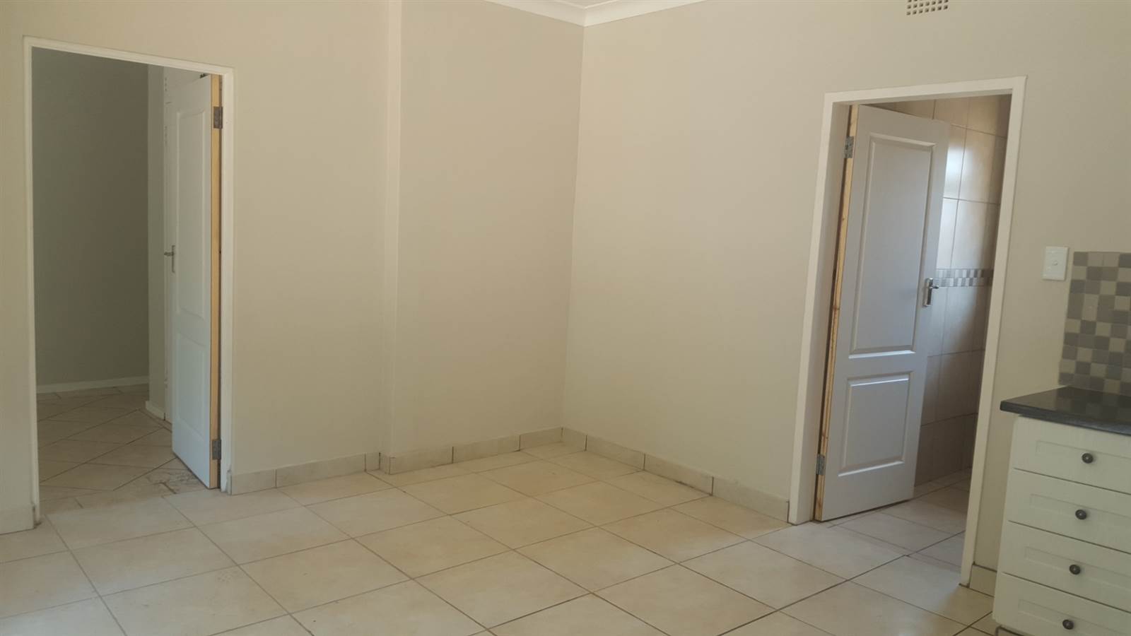 1 Bed Flat in Doringkloof photo number 3