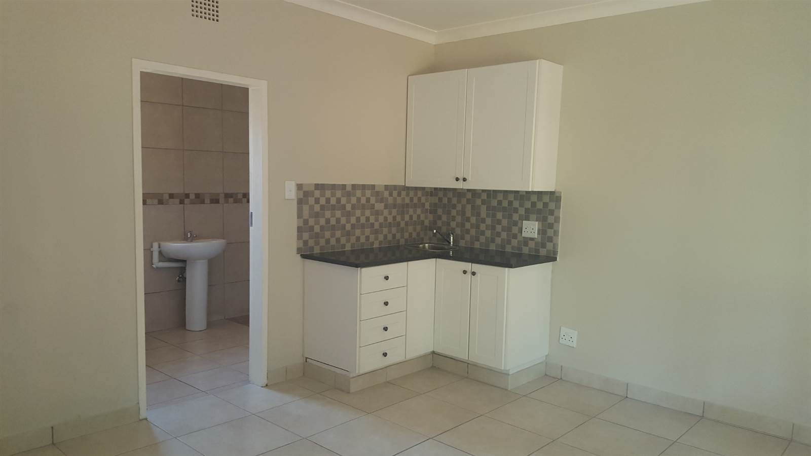 1 Bed Flat in Doringkloof photo number 4