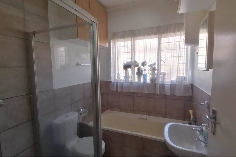 2 Bed Apartment in Vaalpark photo number 6