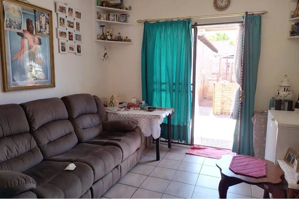 2 Bed Apartment in Vaalpark photo number 3