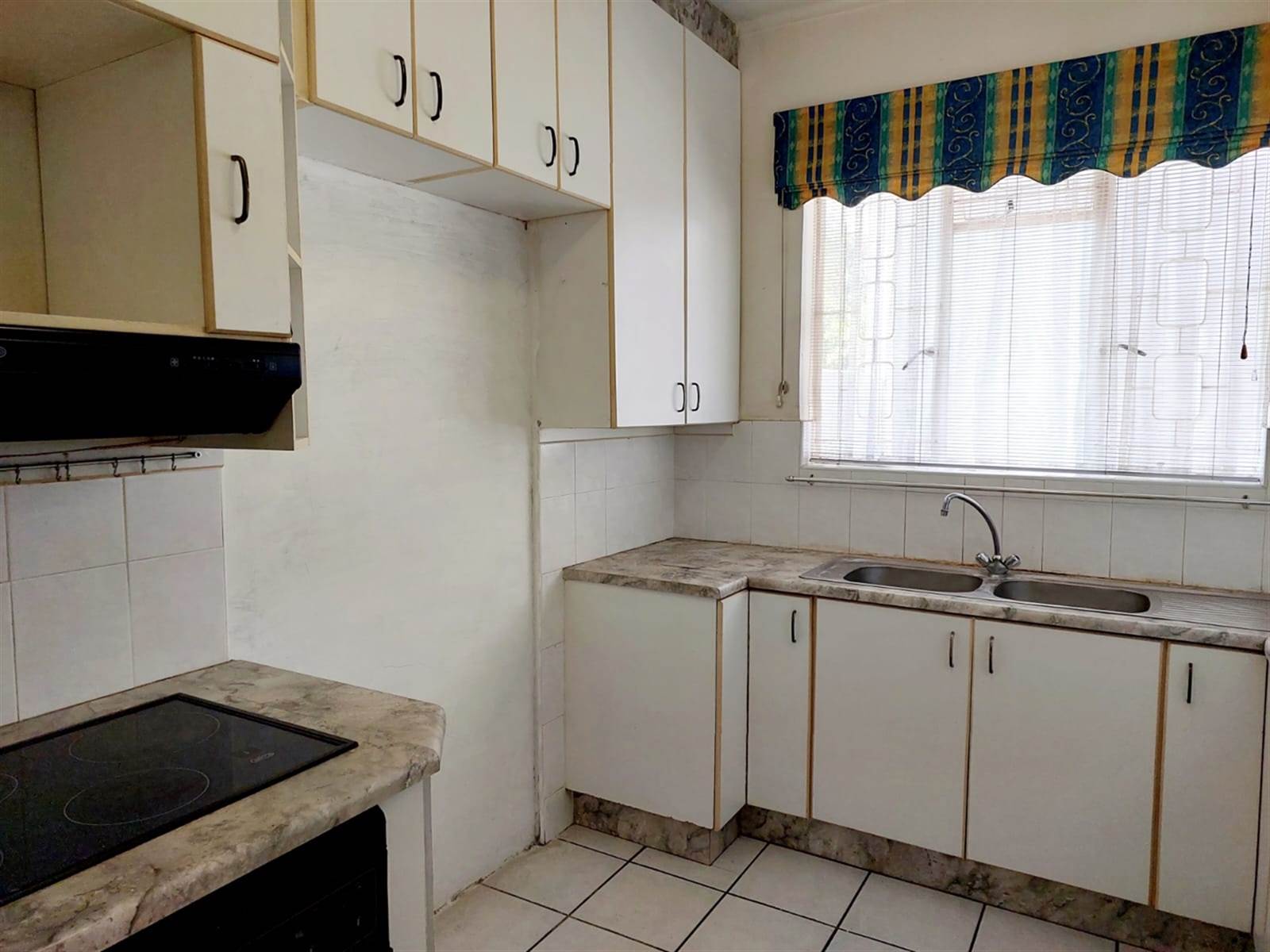 2 Bed Flat in Uitenhage Central photo number 7