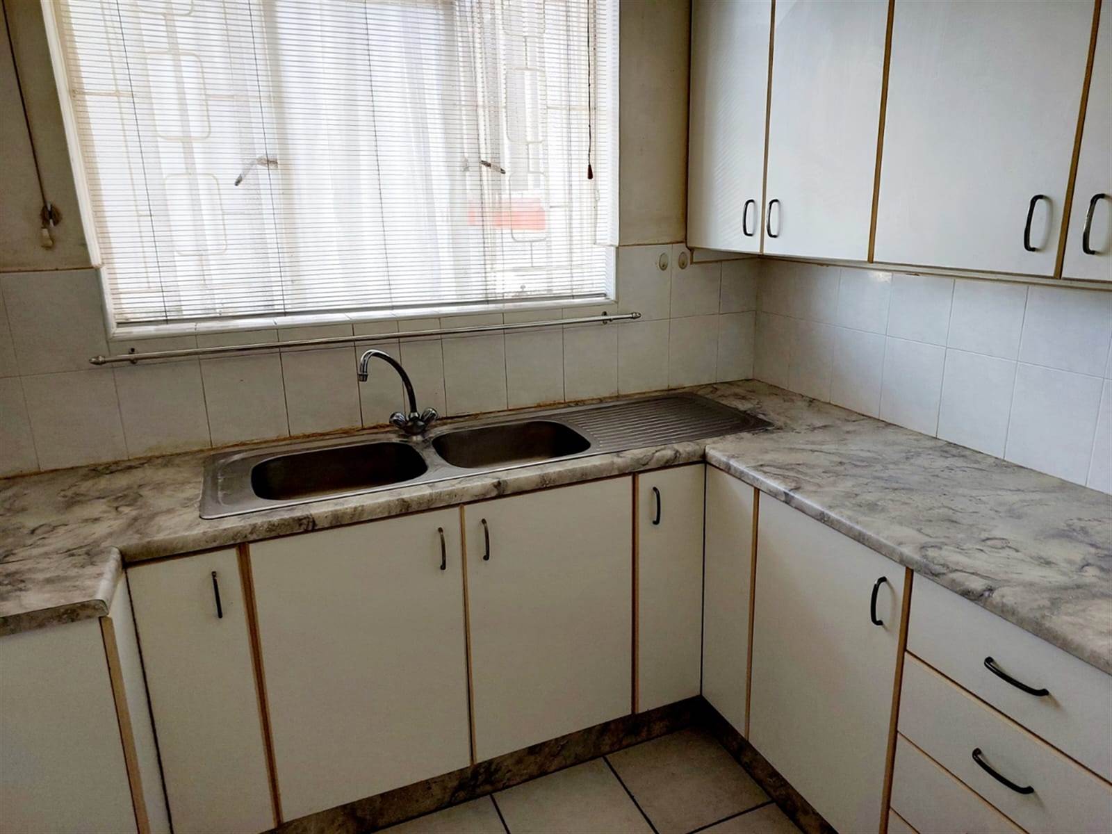 2 Bed Flat in Uitenhage Central photo number 9