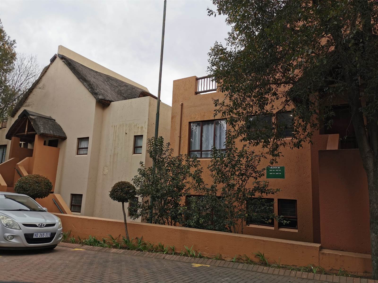 1 Bed Apartment in Douglasdale photo number 9