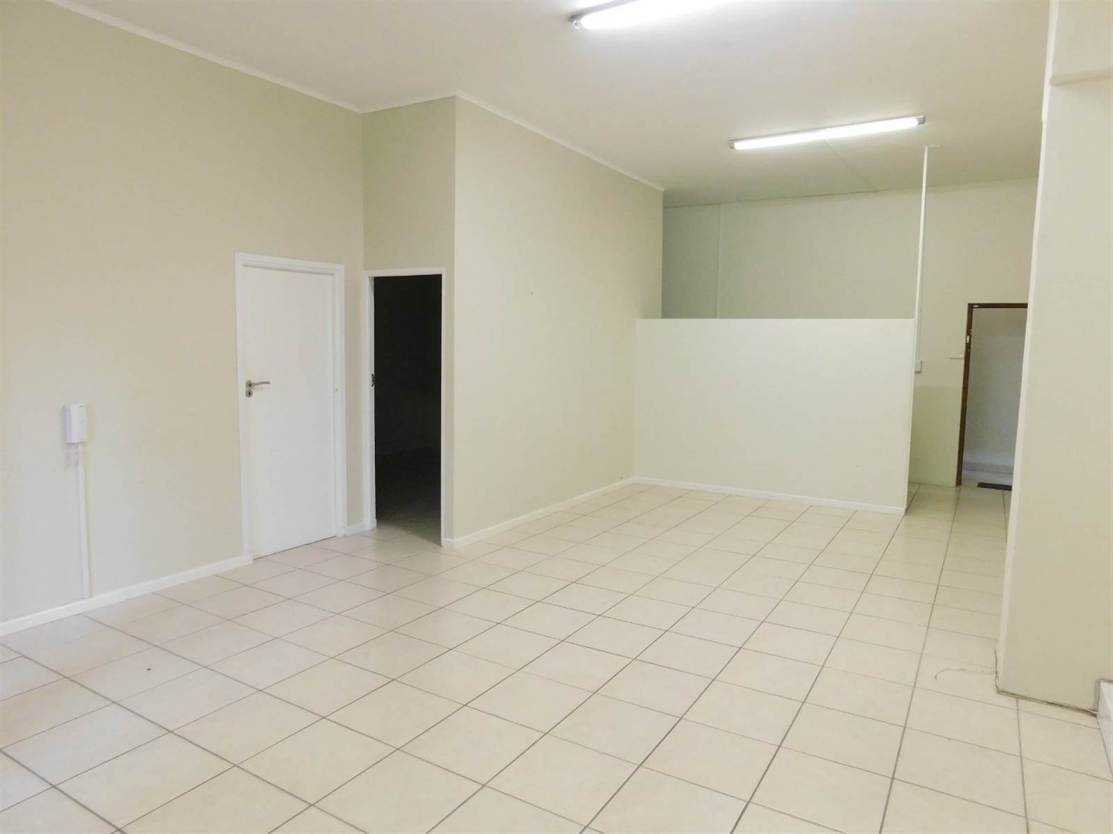 82  m² Commercial space in Gordons Bay Central photo number 11