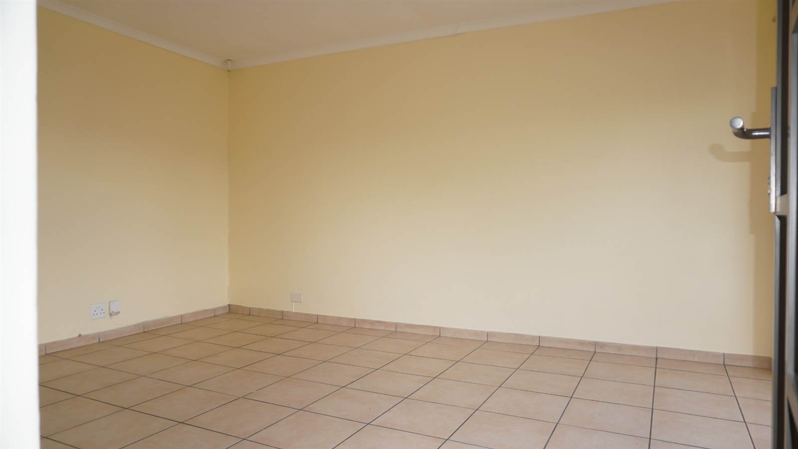 3 Bed Townhouse in Queensburgh Central photo number 8