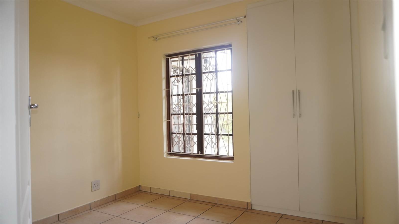 3 Bed Townhouse in Queensburgh Central photo number 15